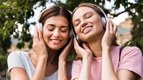 How to Listen to Music with Friends: A Synched Experience of Unity and Connection